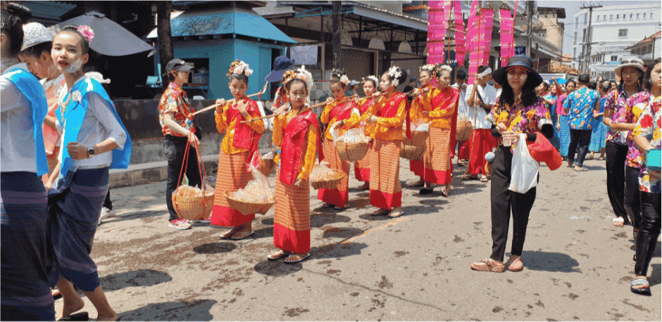 Gezellige Songkran viering met traditionele dans en kleurrijke kleding in Thailand.