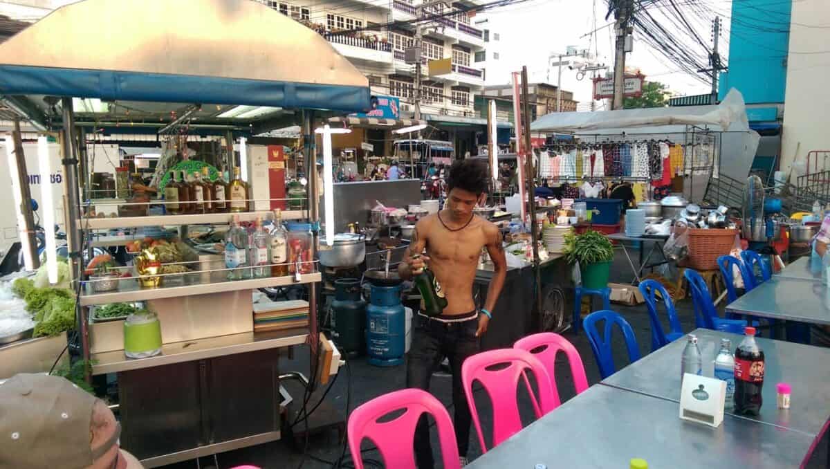 Etenstalletje bij Siam Kitchen in Thailand, straatmarkt sfeer.