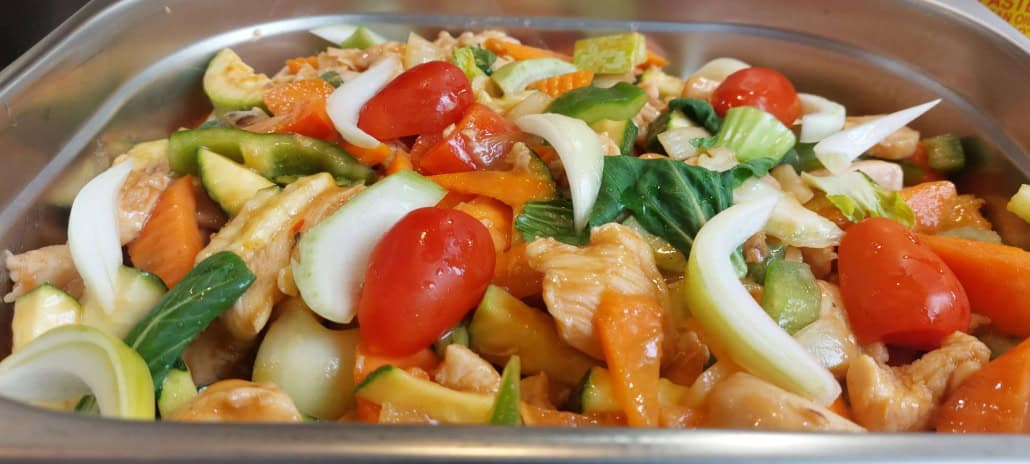 Verse Thaise salade met groenten en tomaat.