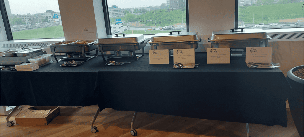 Thaise catering setup met diverse gerechten voor zakelijke evenementen.