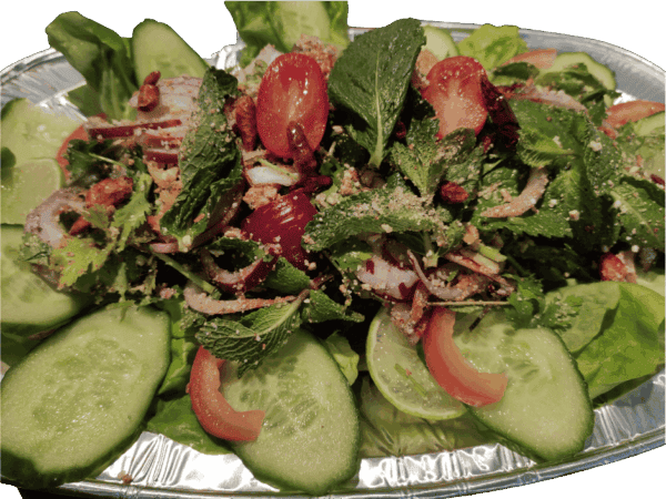 Verse Aziatische salade met komkommer, tomaat en munt, geserveerd op een zilveren schaal.