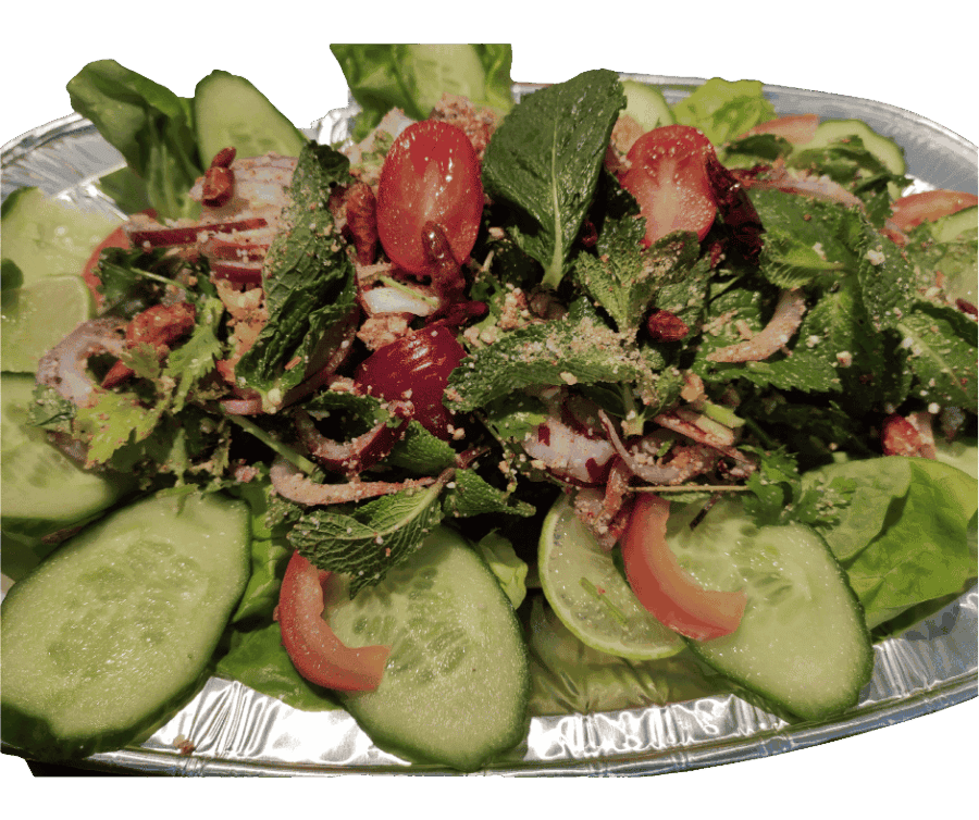 Verse Aziatische salade met komkommer, tomaat en munt, geserveerd op een zilveren schaal.