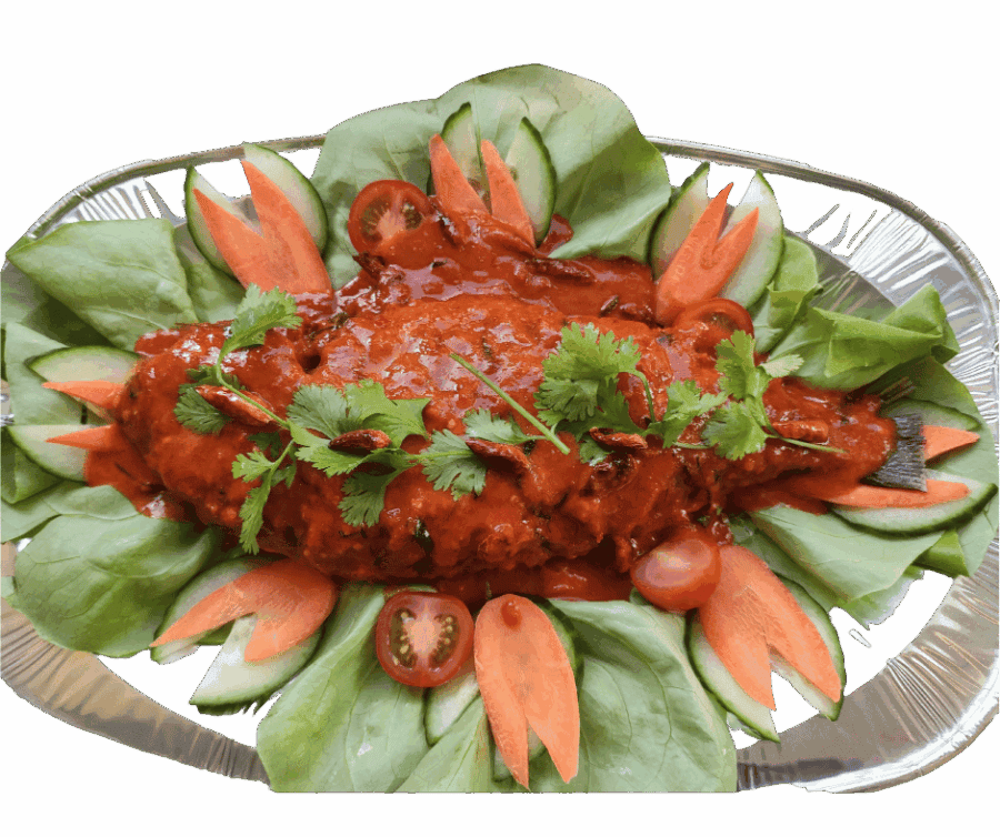 Gegrilde vis met Thaise saus, omringd door verse groenten en salade.