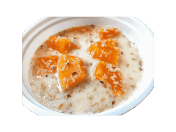 Traditionele Thaise zoete pompoen in romige kokosmelk, perfect voor dessert of snack.