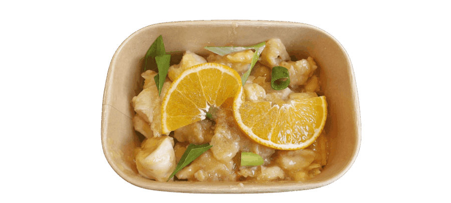 Thai curry met citrus, groenten en kip in een kom.
