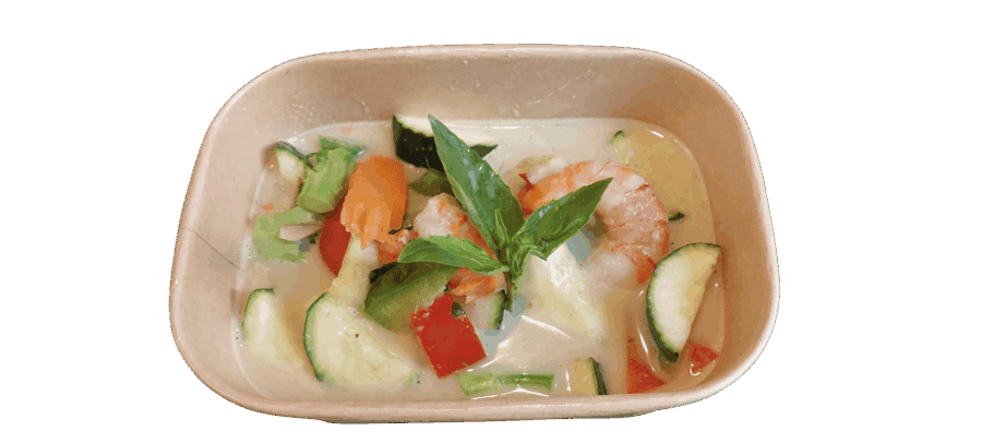 Verse Thaise groentesoep met garnalen en verse groenten in een kom.