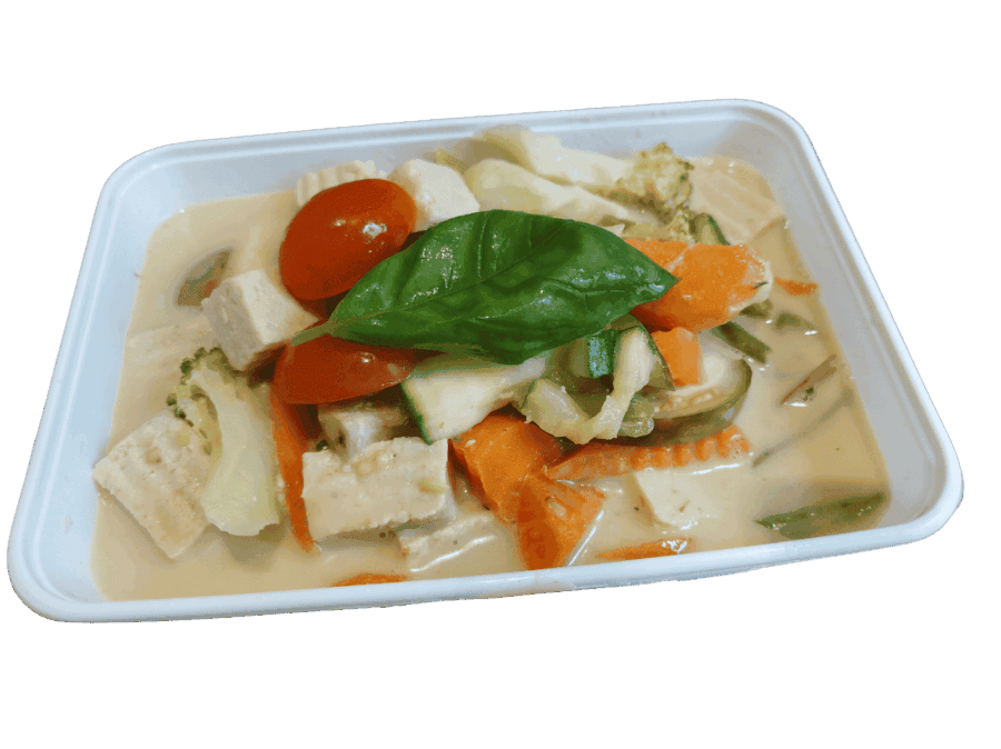 Vegetarische Thaise curry met groenten en tofu, geserveerd in een wit bakje.