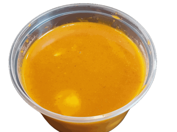 Thaise saus in een doorzichtige beker, vers en smaakvol.