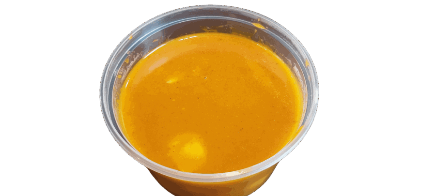 Thaise saus in een doorzichtige beker, vers en smaakvol.