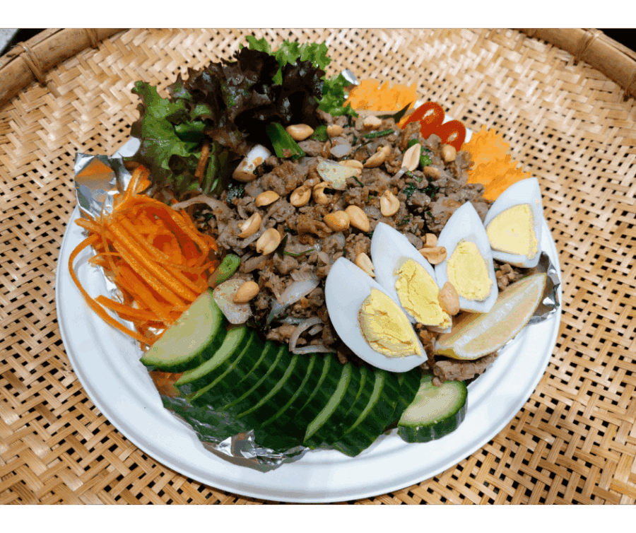 Gezonde Thaise salade met gekookte eieren, verse komkommer, wortel, sla en noten, perfect voor een s.