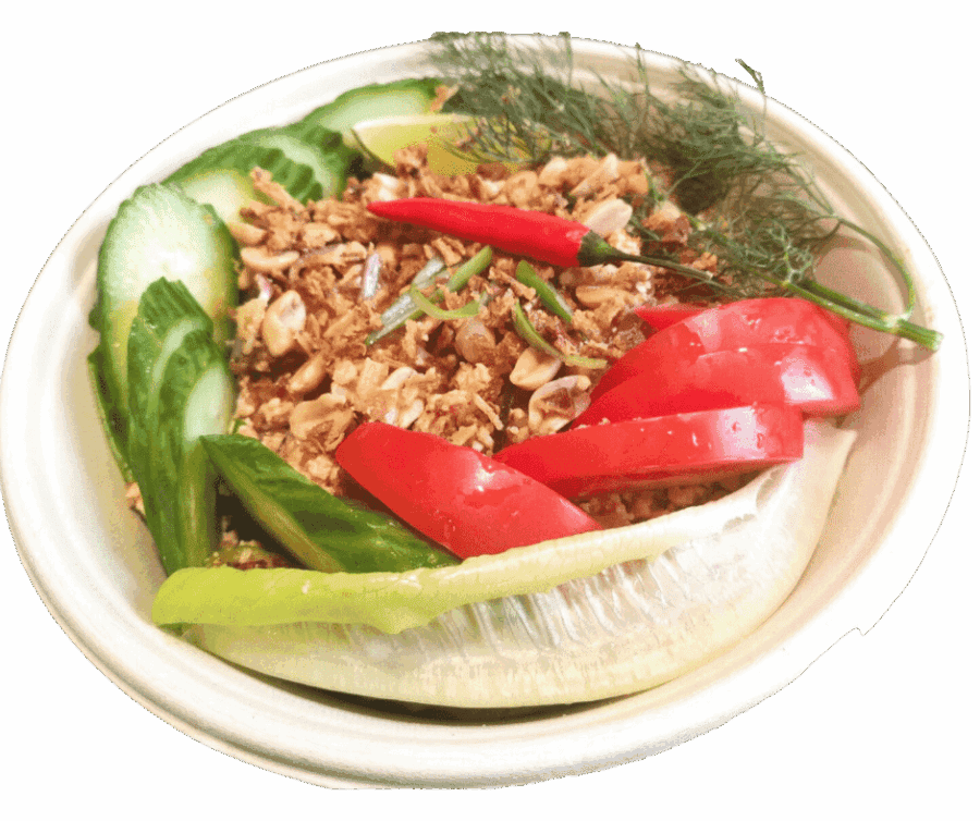 Authentieke Thaise satay met verse groenten en kruiden.