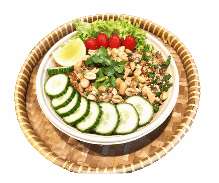 Gezonde Thaise salade met komkommer, cherrytomaten en gemengde groenten.