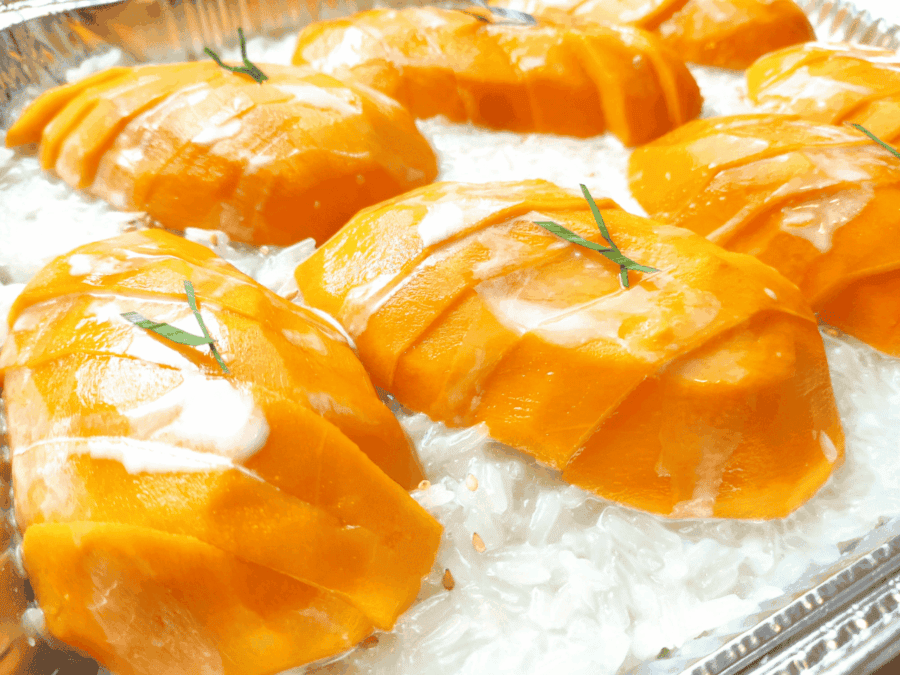 Verse mango sushi met rijst en kokosroom, vers en smakelijk.