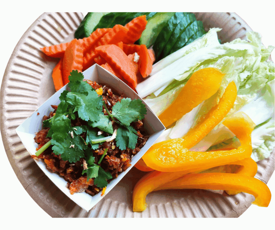 Verse Thaise groenten met pittige vleesgerechten en frisse salade.