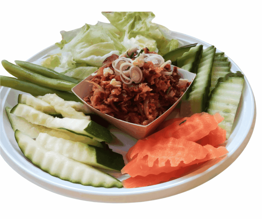 Verse Thaise groenteschotel met komkommer, tomaat en pittige vleesdip.