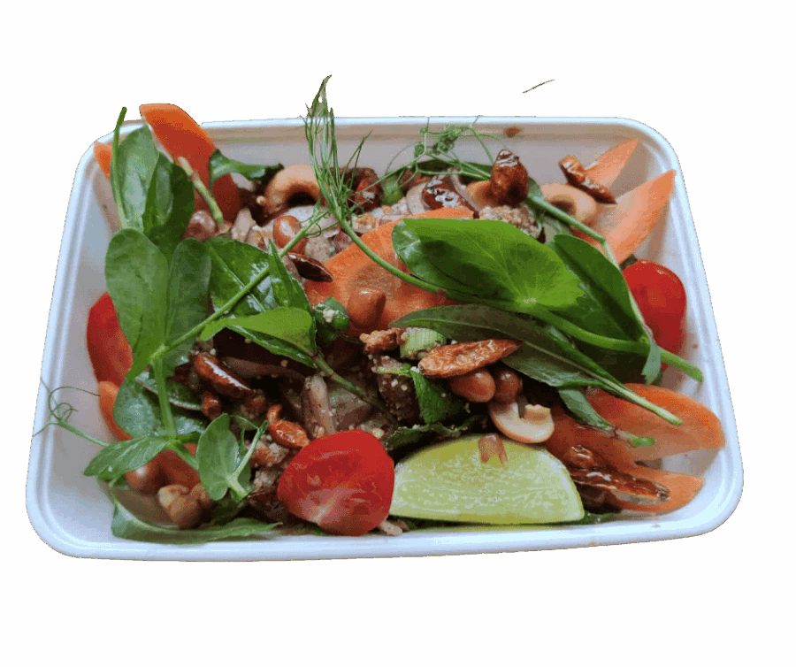 Verse Thaise salade met groenten, noten en limoen.