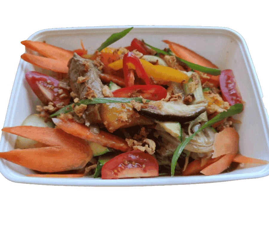 Gezonde Thaise salade met verse groenten en gekruid vlees.