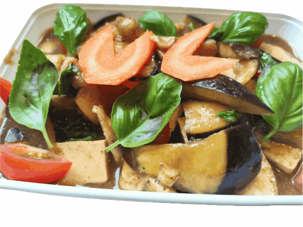 Gegrilde groenten met basilicum en tomaat, vers en smakelijk.