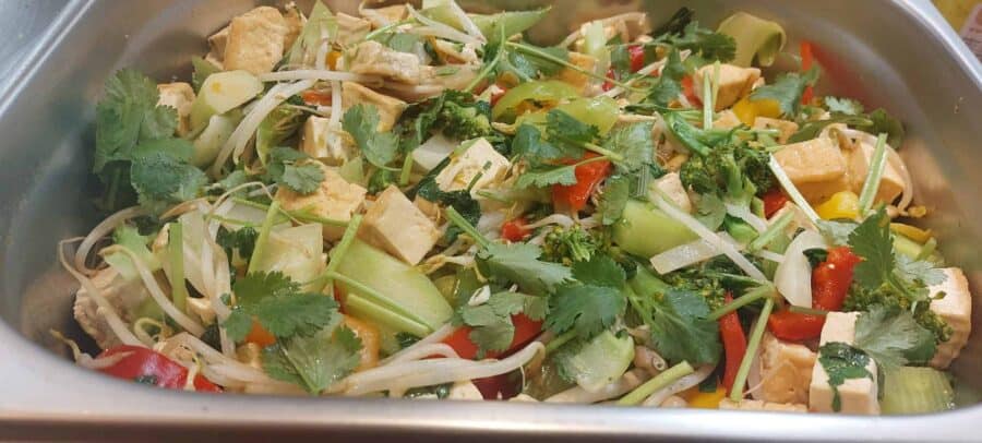Verse Thaise groenten met tofu, klaar om te serveren bij Siam Kitchen.