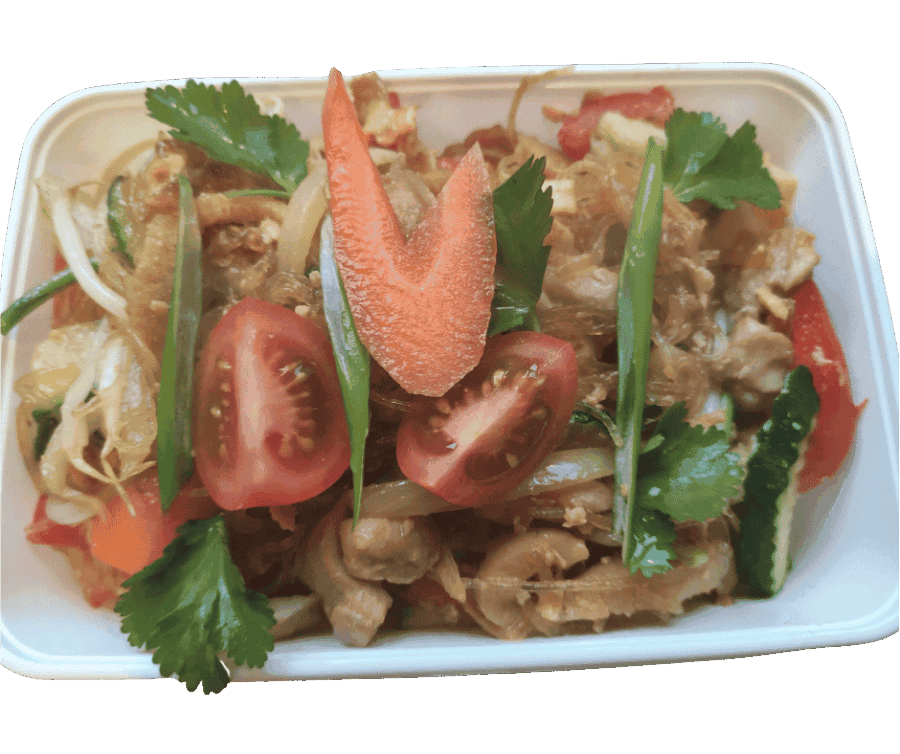 Verse Thaise salade met tomaat, koriander en groenten.