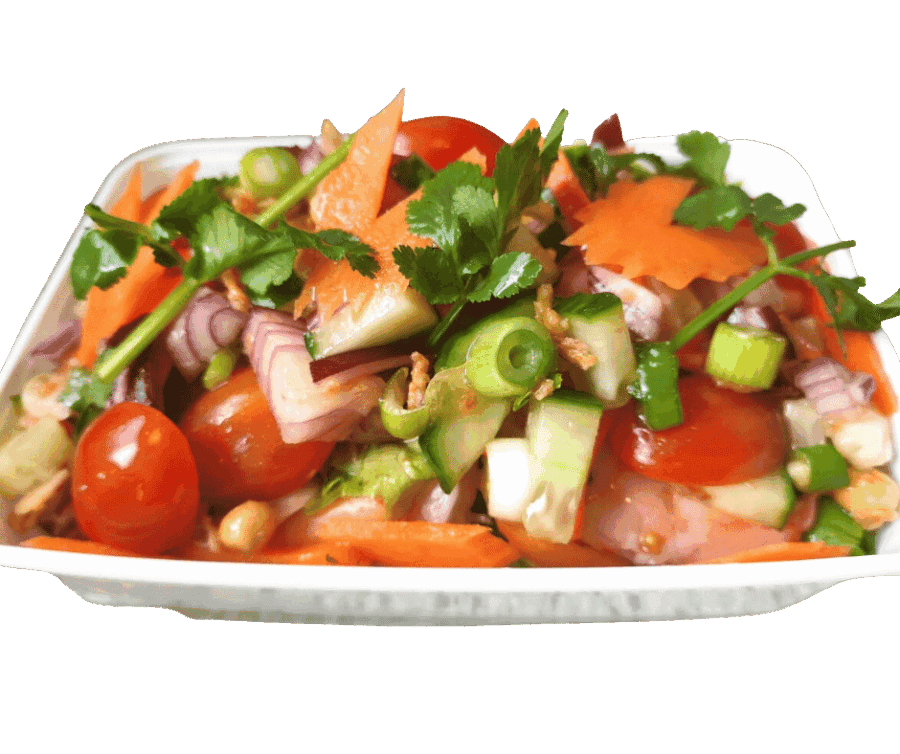 Verse Thaise salade met tomaat, komkommer, koriander en chili, perfect voor een lichte maaltijd.