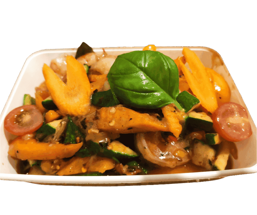 Verse Thaise groente roerbak met basilicum en chili, klaar om te serveren.