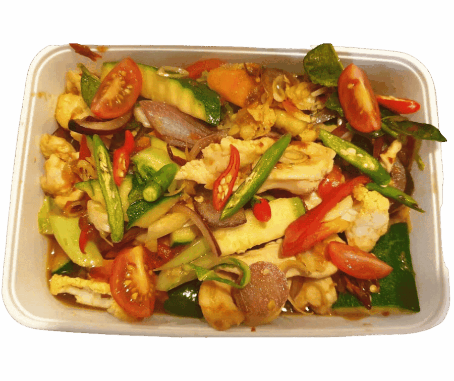 Verse Thaise groente roerbak met chili, tomaat en komkommer.