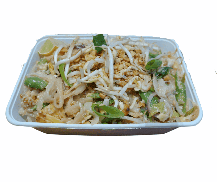 Verse Thaise Nasi Goreng met groenten en ei in een wit bakje.