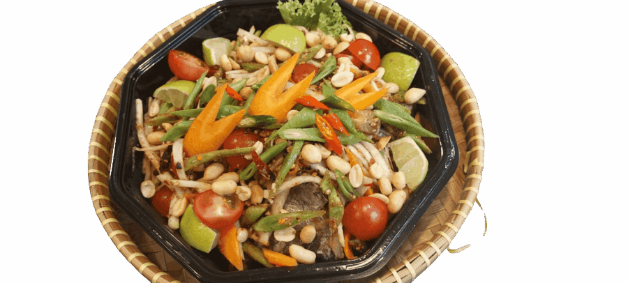 Verse Thaise salade met groenten, noten en frisse dressing.