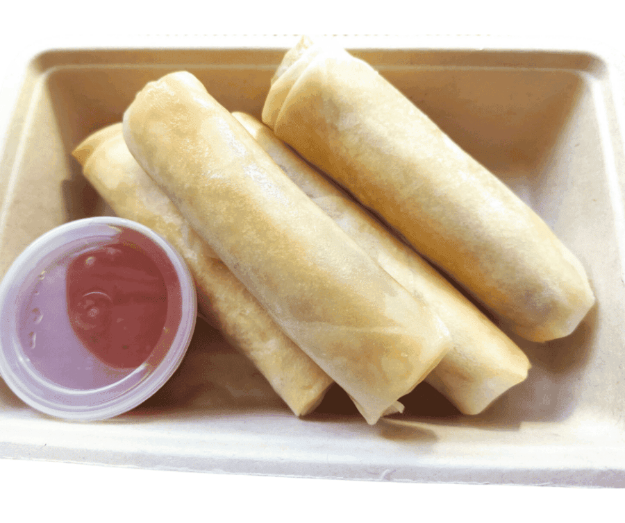 Vers gebakken loempia's met zoete chilisaus.