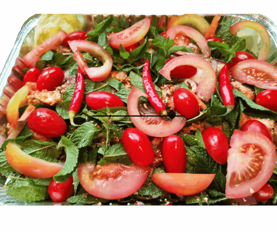 Verse salade met tomaten, komkommer en chilipepers, perfect voor een frisse en pittige maaltijd.