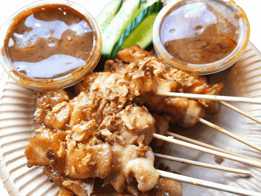 Saté spies met pindasaus en verse komkommer, traditioneel Thais gerecht.