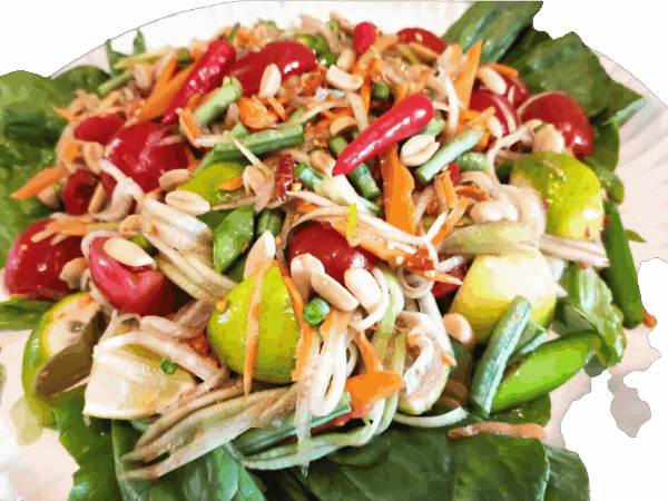 Frisse Thaise salade met groenten, chili en limoen voor een authentieke smaak.