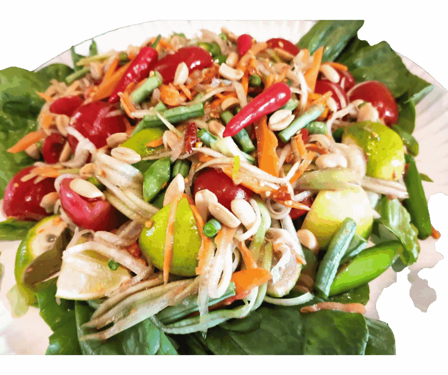 Frisse Thaise salade met groenten, chili en limoen voor een authentieke smaak.