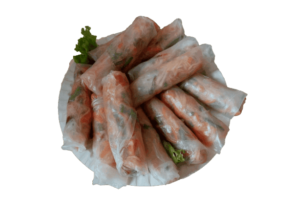 Verse Vietnamese loempia's in een mandje met verse kruiden.