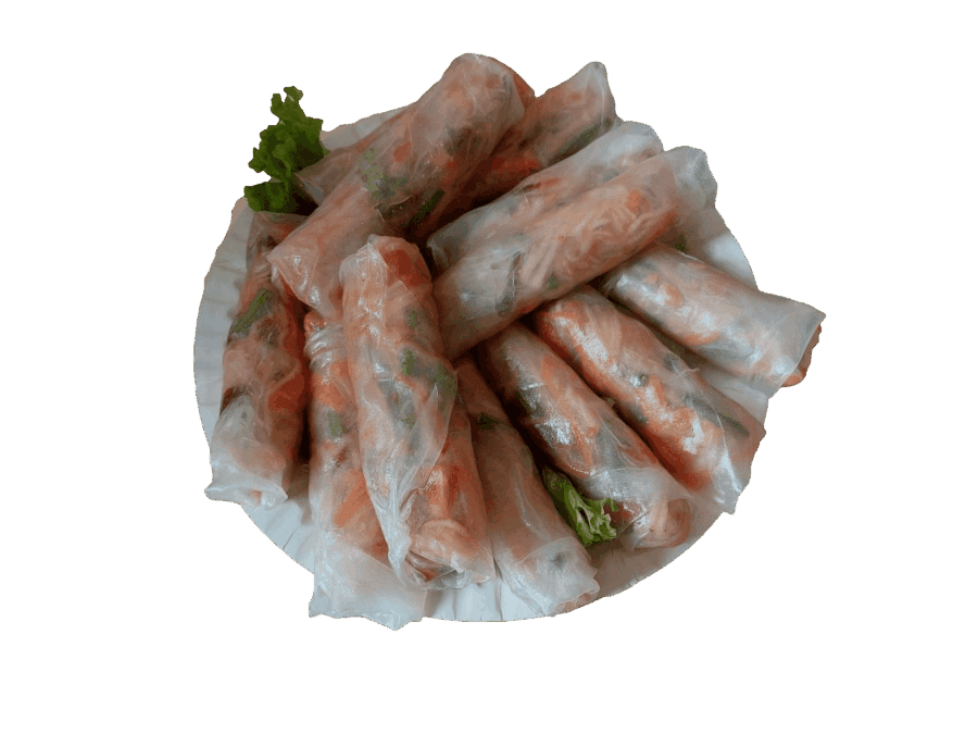 Verse Vietnamese loempia's in een mandje met verse kruiden.