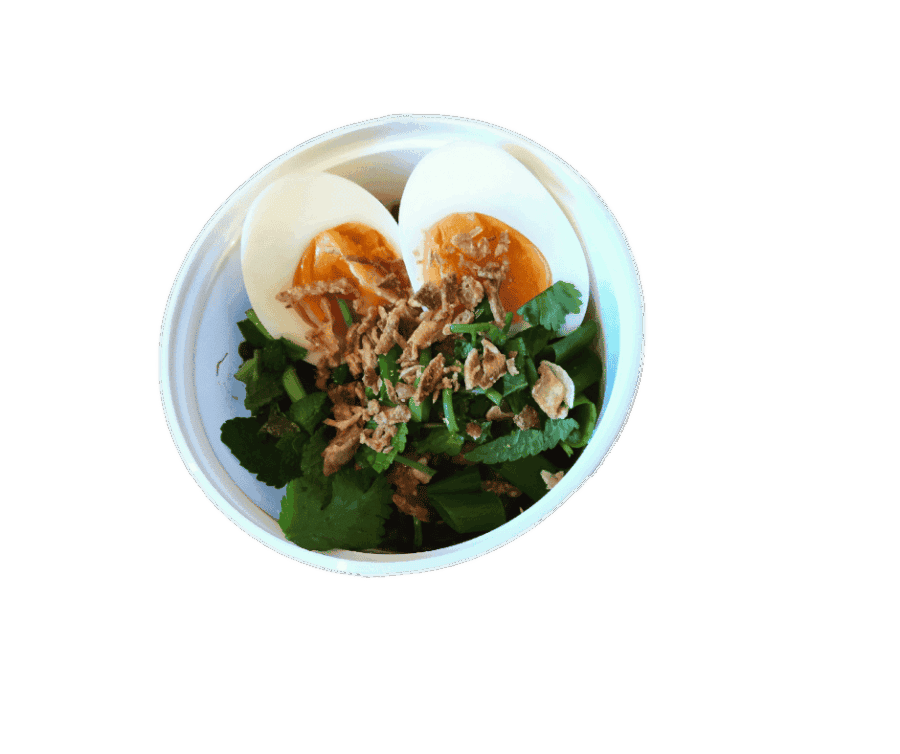 Eiernoedelsalade met tonijn, gekookt ei en verse koriander, Aziatische smaak.