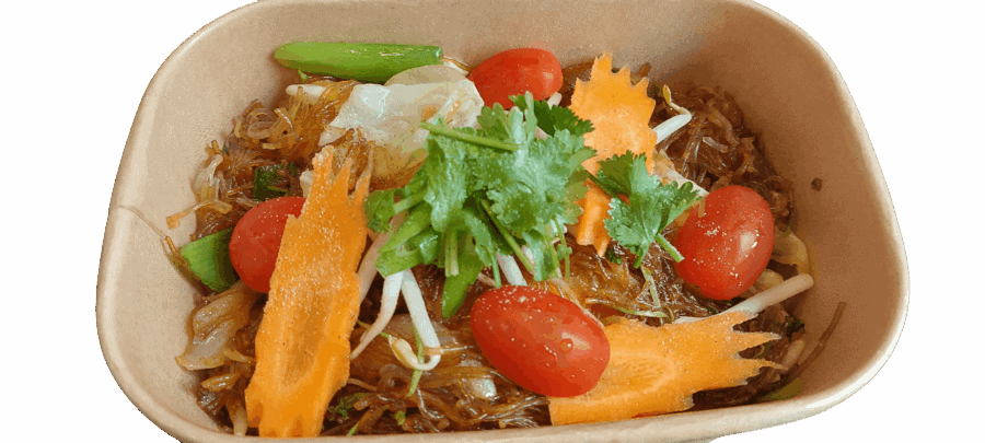 Verse Indonesische Nasi Goreng met groenten en garnalen in een papieren bakje.