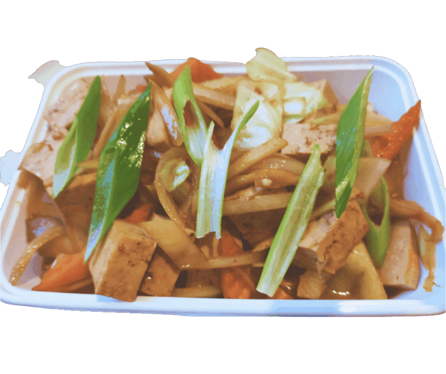 Roerbak met tofu, groenten en saus in een witte bak.