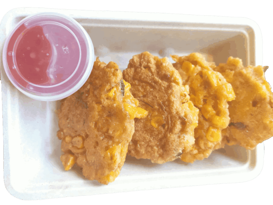 Gefrituurde kip met maïs en zoete saus, Thai street food stijl.