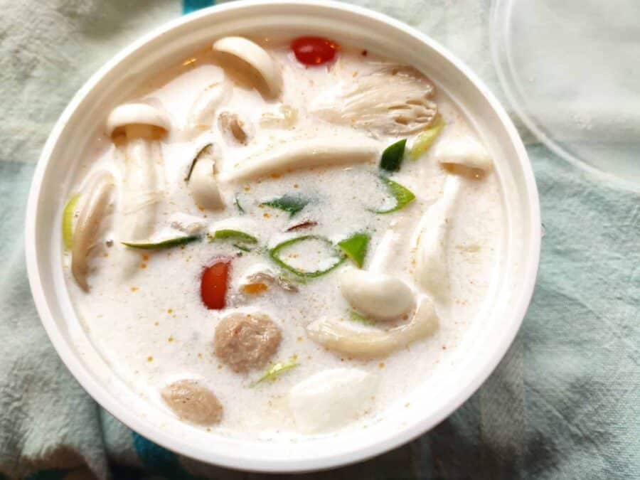 Traditionele Thaise Tom Kha Gai kokossoep met kip en champignons.