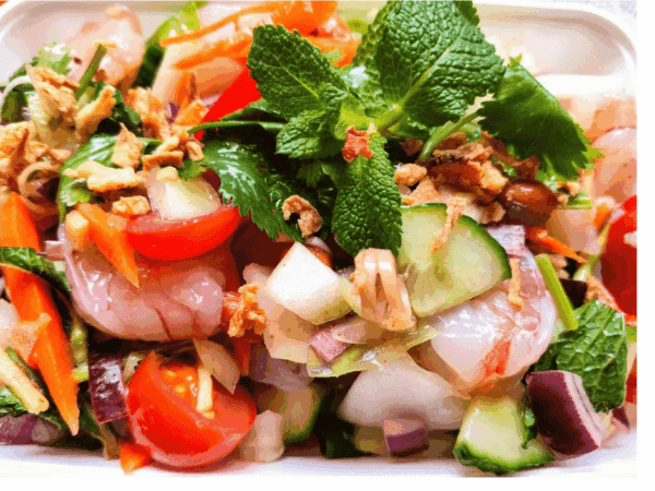 Frisse Thaise garnalensalade met groenten en kruiden.