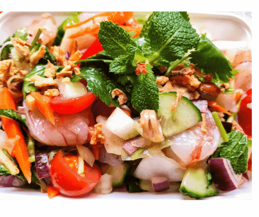 Frisse Thaise garnalensalade met groenten en kruiden.