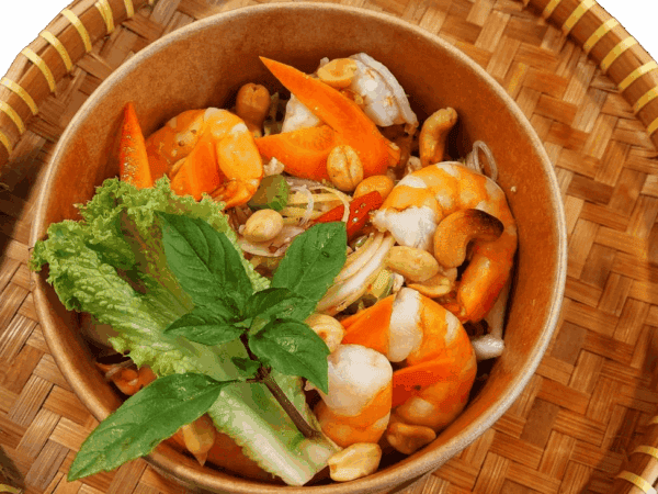 Verse garnalensalade met verse groenten en kruiden, traditioneel Thais gerecht.