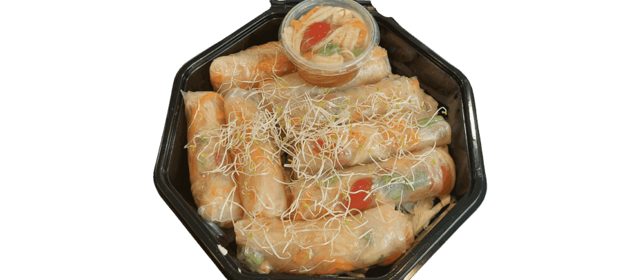 Verse loempia's met taugé en groenten, klaar om te serveren.