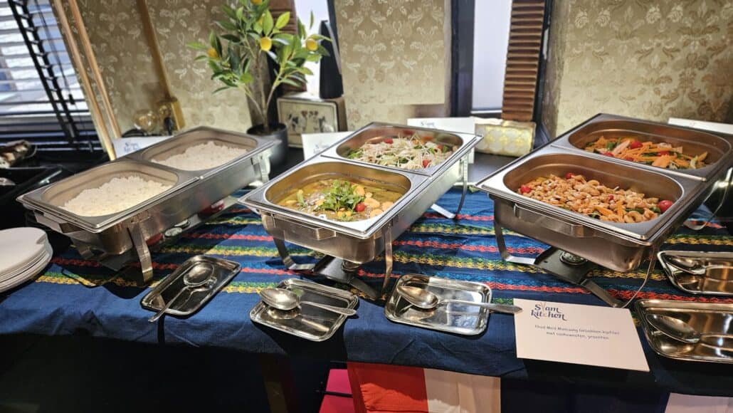 Buffet met diverse Aziatische gerechten in Siam Kitchen Rotterdam.