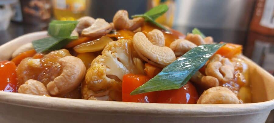 Groenten roerbak met cashewnoten en verse kruiden, Thai stijl.