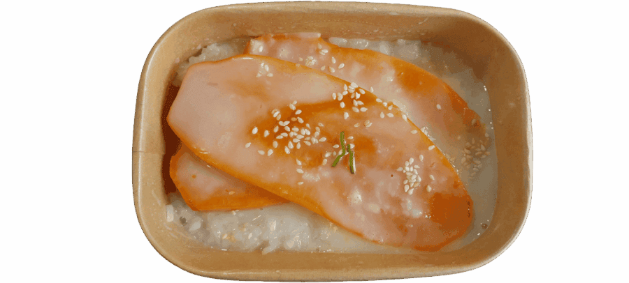 Gegrilde varkensvlees met sesamzaad op bamboebakje.