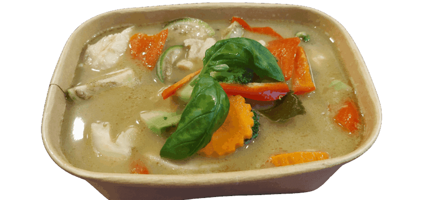 Groene curry met groenten en kokosmelk in een kom.