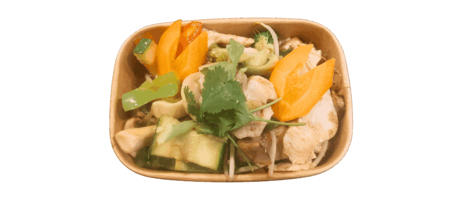 Verse Aziatische salade met kip, groenten en koriander.